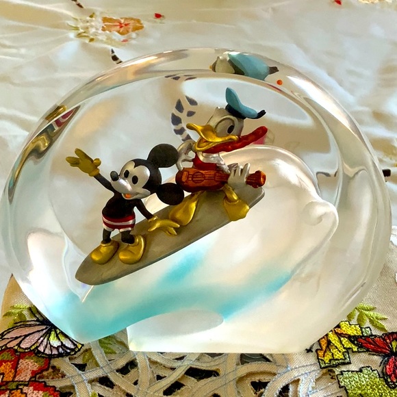 HAWAIIAN HOLIDAY ( MICKEY AND DONALD) Limited to 950 Surf is up . - Picture 1 of 6